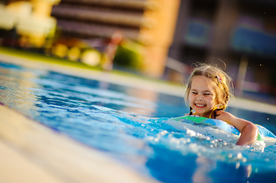 détente dans une piscine chauffée d'un camping Argeles sur mer 